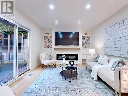 190 Crestwood Road, Caledon, ON - Indoor Photo Showing Living Room