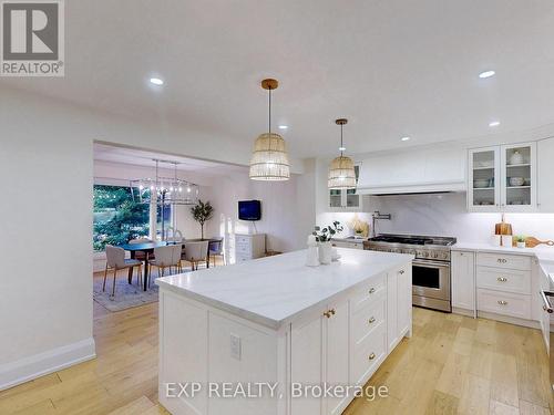 190 Crestwood Road, Caledon, ON - Indoor Photo Showing Kitchen With Upgraded Kitchen