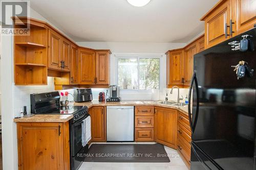 2090 Linmouth Terrace, Burlington, ON - Indoor Photo Showing Kitchen With Double Sink