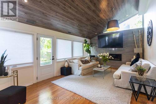 2150 Elmhurst Avenue, Oakville, ON - Indoor Photo Showing Living Room With Fireplace