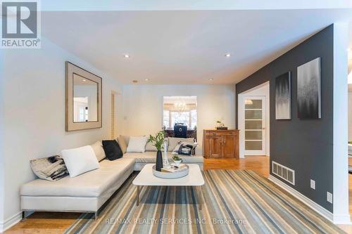 2150 Elmhurst Avenue, Oakville, ON - Indoor Photo Showing Living Room