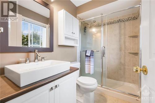 Ensuite bath - 949 Markwick Crescent, Ottawa, ON - Indoor Photo Showing Bathroom