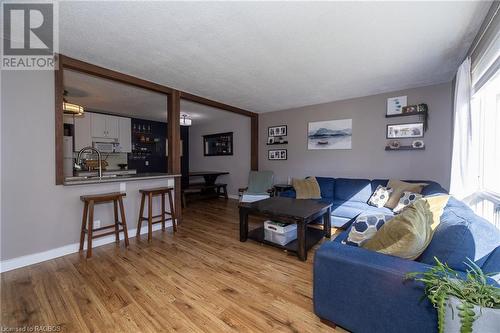 880 11Th Avenue E, Owen Sound, ON - Indoor Photo Showing Living Room