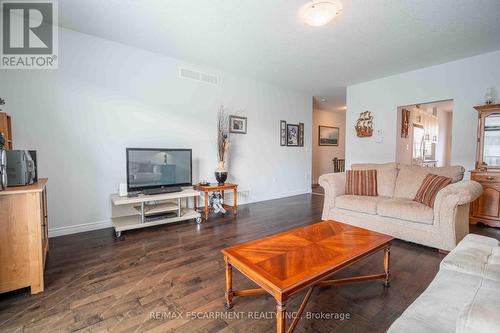 8 Hillgartner Lane, Hamilton, ON - Indoor Photo Showing Living Room