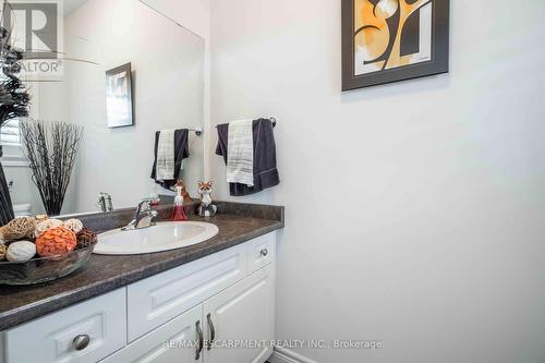 8 Hillgartner Lane, Hamilton, ON - Indoor Photo Showing Bathroom