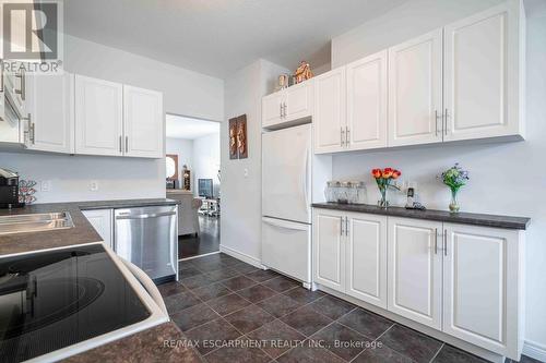 8 Hillgartner Lane, Hamilton, ON - Indoor Photo Showing Kitchen With Double Sink