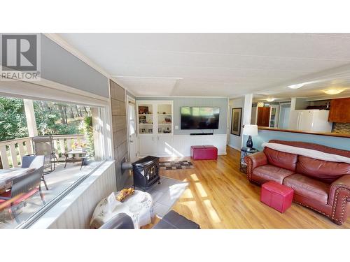 5670 Glenmore Drive, Edgewater, BC - Indoor Photo Showing Living Room