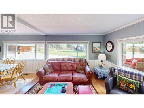 5670 Glenmore Drive, Edgewater, BC - Indoor Photo Showing Living Room