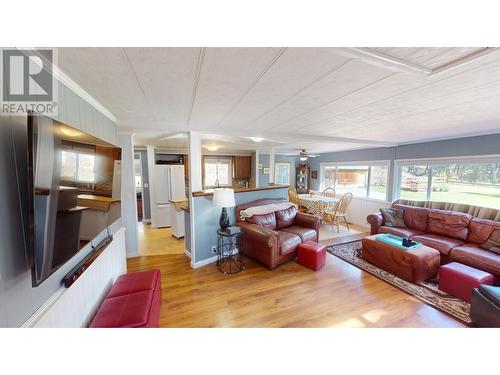 5670 Glenmore Drive, Edgewater, BC - Indoor Photo Showing Living Room