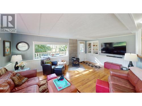 5670 Glenmore Drive, Edgewater, BC - Indoor Photo Showing Living Room