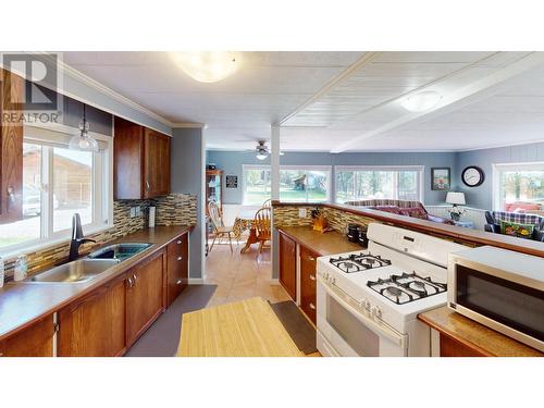 5670 Glenmore Drive, Edgewater, BC - Indoor Photo Showing Kitchen With Double Sink