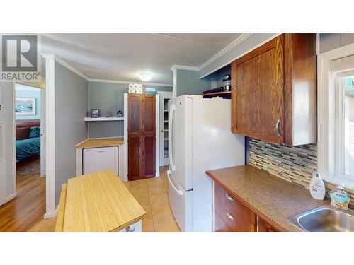 5670 Glenmore Drive, Edgewater, BC - Indoor Photo Showing Kitchen