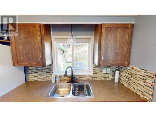 5670 Glenmore Drive, Edgewater, BC - Indoor Photo Showing Kitchen With Double Sink