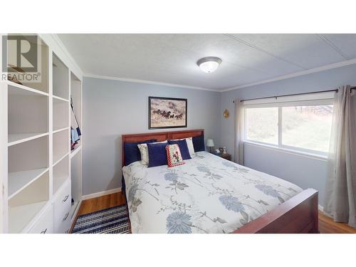 5670 Glenmore Drive, Edgewater, BC - Indoor Photo Showing Bedroom