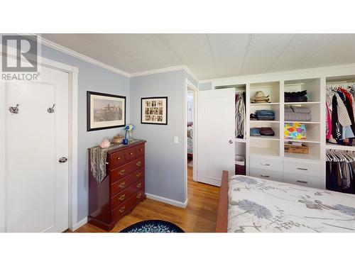 5670 Glenmore Drive, Edgewater, BC - Indoor Photo Showing Bedroom