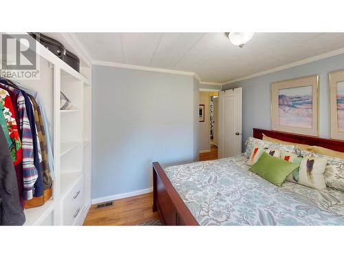 5670 Glenmore Drive, Edgewater, BC - Indoor Photo Showing Bedroom