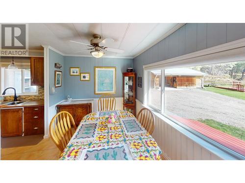 5670 Glenmore Drive, Edgewater, BC - Indoor Photo Showing Dining Room