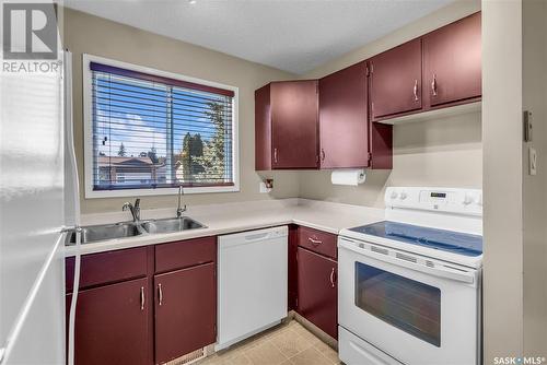 338 Wollaston Rise, Saskatoon, SK - Indoor Photo Showing Kitchen With Double Sink