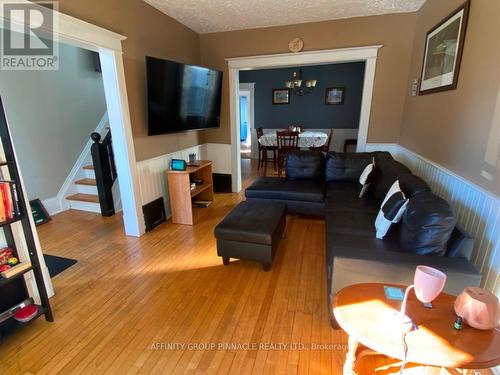 31 St Lawrence Street, Kawartha Lakes (Lindsay), ON - Indoor Photo Showing Living Room