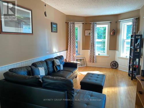 31 St Lawrence Street, Kawartha Lakes (Lindsay), ON - Indoor Photo Showing Living Room