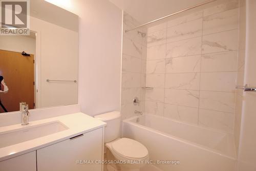 805 - 202 Burnhamthrope Road E, Mississauga, ON - Indoor Photo Showing Bathroom