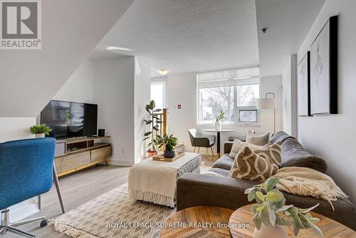 Th5 - 11 Superior Avenue, Toronto, ON - Indoor Photo Showing Living Room