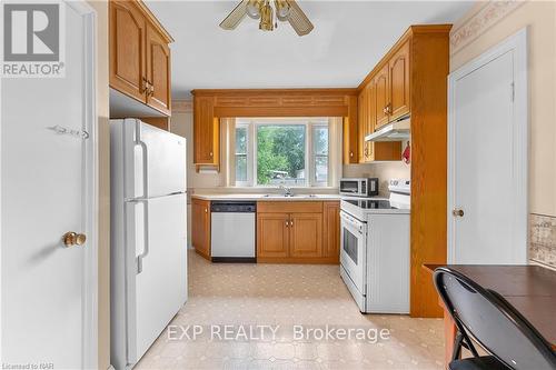 562 Broadway Street, Welland, ON - Indoor Photo Showing Kitchen With Double Sink