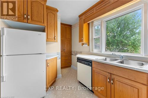 562 Broadway Street, Welland, ON - Indoor Photo Showing Kitchen With Double Sink