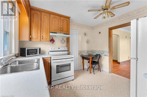 562 Broadway Street, Welland, ON - Indoor Photo Showing Kitchen With Double Sink