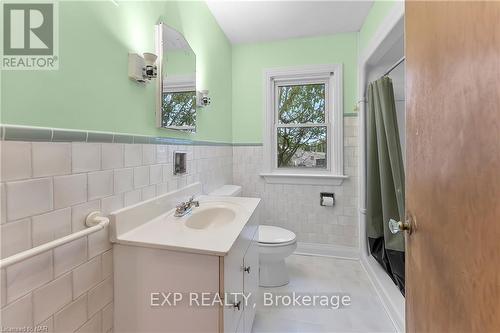 562 Broadway Street, Welland, ON - Indoor Photo Showing Bathroom