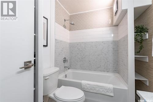 1516 H Avenue N, Saskatoon, SK - Indoor Photo Showing Bathroom