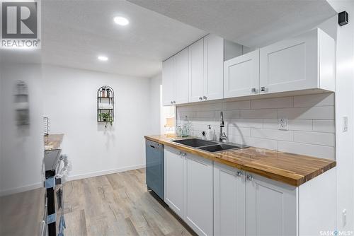 1516 H Avenue N, Saskatoon, SK - Indoor Photo Showing Kitchen With Double Sink