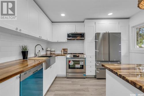 1516 H Avenue N, Saskatoon, SK - Indoor Photo Showing Kitchen With Upgraded Kitchen