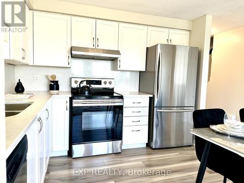 214 Red Clover Court, Kitchener, ON - Indoor Photo Showing Kitchen With Double Sink