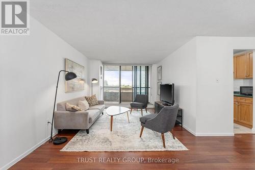 403 - 15 Kensington Road, Brampton, ON - Indoor Photo Showing Living Room