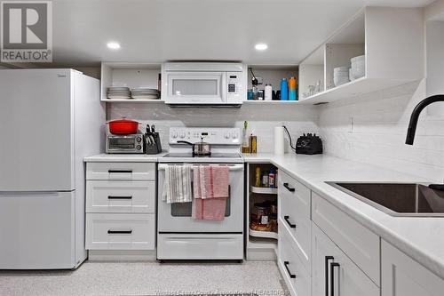 3021 Walker Road, Windsor, ON - Indoor Photo Showing Kitchen