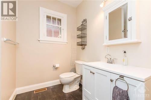 9 Ella Street, Ottawa, ON - Indoor Photo Showing Bathroom