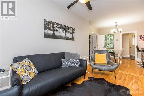 9 Ella Street, Ottawa, ON - Indoor Photo Showing Living Room