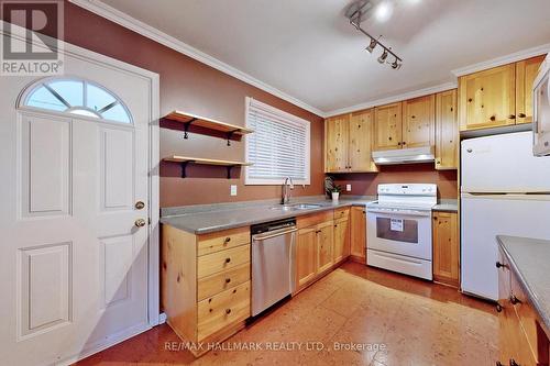 16 Knowles Crescent, Aurora, ON - Indoor Photo Showing Kitchen With Double Sink