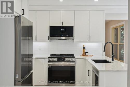 429 Mathews Court, Newmarket, ON - Indoor Photo Showing Kitchen With Upgraded Kitchen