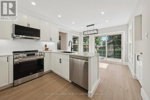 429 Mathews Court, Newmarket, ON - Indoor Photo Showing Kitchen With Stainless Steel Kitchen With Upgraded Kitchen