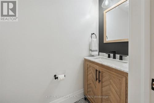 429 Mathews Court, Newmarket, ON - Indoor Photo Showing Bathroom