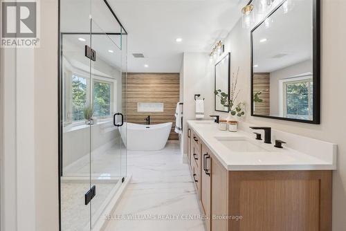 429 Mathews Court, Newmarket, ON - Indoor Photo Showing Bathroom