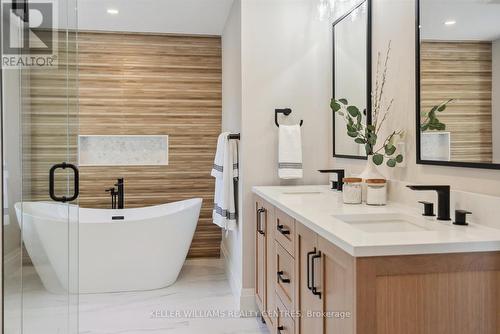 429 Mathews Court, Newmarket, ON - Indoor Photo Showing Bathroom