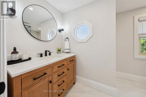 429 Mathews Court, Newmarket, ON - Indoor Photo Showing Bathroom