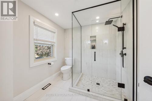 429 Mathews Court, Newmarket, ON - Indoor Photo Showing Bathroom