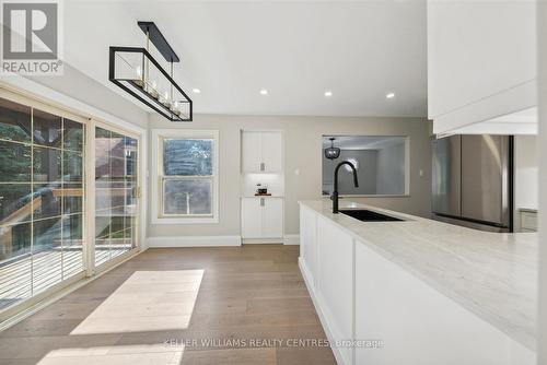 429 Mathews Court, Newmarket, ON - Indoor Photo Showing Kitchen