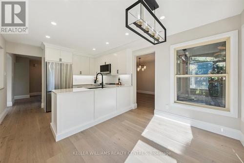 429 Mathews Court, Newmarket, ON - Indoor Photo Showing Kitchen With Upgraded Kitchen