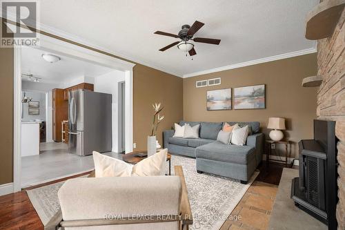 1209 Melton Drive, Mississauga, ON - Indoor Photo Showing Living Room