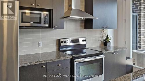 3068 Postridge Drive, Oakville, ON - Indoor Photo Showing Kitchen With Upgraded Kitchen